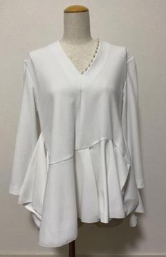 新品】ヒューデイトゥイブニング ワンサイドパールペプラムブラウス