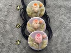ハンドメイド1点 手刺繍ヘアゴム 薔薇モチーフ 牛革仕上げ ナチュラル系
