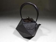 骨董品　龍文堂　鉄瓶　小あられ　共箱付き 楽天市場】高岡鉄瓶 亀文堂写 桐鳳凰獣弦宝尽くし 1.3L 日本製