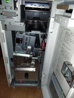 両替機　識別機と払い出し機を新札対応に致します。両替機本体の整備もサービス中