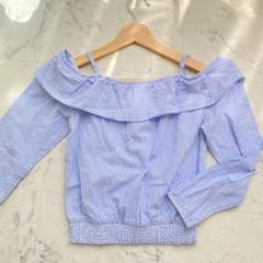 オフショルダー青白ストライプTシャツ