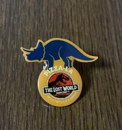 ジュラシックパーク　THE LOST WORLD バッジ ピンズ ジュラシックパーク THE LOST WORLD ピンバッジ ピザーラ - メルカリ