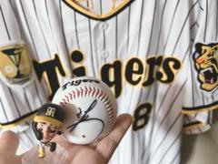 阪神タイガース　佐藤輝明優勝パッチユニXO&直筆サインボール&ミニフィギュア 阪神タイガース 佐藤輝明優勝パッチユニXO&直筆サインボール