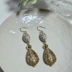 ピアス　(大きめ)　アンティーク調ビーズフラワー&雫