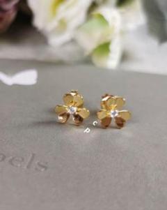 フリヴォルミニピアスWG ⭐︎クロス付き⭐︎ Van Cleef and Arpel] フリヴォル ホワイトゴールド ミニピアス