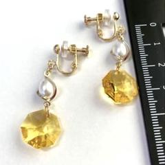 ライトトパーズとパールメタル❣️スワロフスキーオクタゴンイヤリング