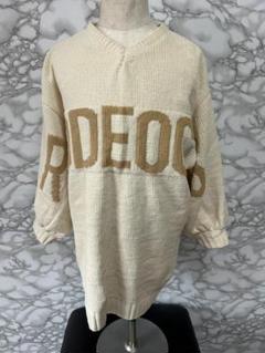 128 RODEO　CROWNSレディースクリーム色 Vネックニットチュニック