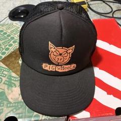 PIG WHEELS ブラックトラッカーキャップ