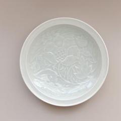 2454 有田焼 其泉作 青白磁牡丹彫 盛皿 未使用 美術品