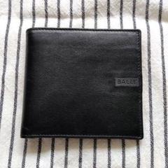 ✨未使用級✨BALLY　二つ折り財布　札入れ　カードケース　シボ革　化粧箱付き 二つ折り財布 レディース 薄型 本革 シボ レザー 札入れ L字