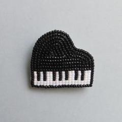 【ハンドメイド】ビーズ刺繍 ブローチ ピアノ