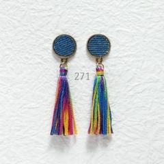 ハンドメイド271　タッセルピアス　レインボー　デニム　ライトブルー　カラフルのサムネイル