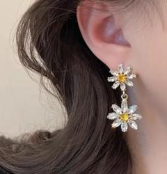 【新品】お花モチーフクリスタルピアス　マーガレット　揺れるピアス