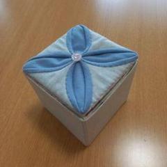 布製花モチーフの収納ボックス
