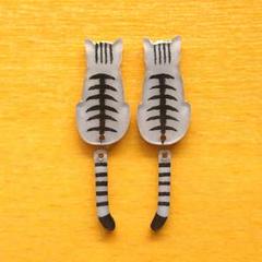 現品 猫(サバトラ) 後ろ姿 イヤリング/ピアス