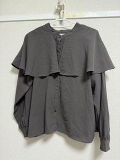 グレー フリル付き長袖シャツ
