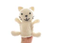 クリーム色の猫パペット