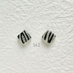 ハンドメイド141　ピアス　レジン　ゼブラ　四角　軽い　スクエア　ワンポイント