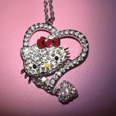 美品スワロフスキー Hello Kitty Iconic Heart ペンダント 美品スワロフスキー Hello Kitty Iconic Heart ペンダント