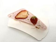 118ハンドメイド　ドライフラワー　レジン　バレッタ　いちご　コデマリ