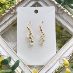 ゴールド × 小花のパール風ピアス