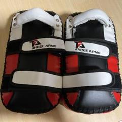 【ほぼ新品】THREE ARMS キックミット 赤・黒・白 ほぼ新品】THREE ARMS キックミット 赤・黒・白 - メルカリ