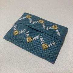 花の刺繍付き ポケットティッシュケース ブルー