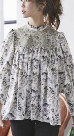 美品　SEVENTEN by MIHO KAWAHITO ラッフルブラウス　S 新品】seventen by mihokawahitoピコカットフリルブラウス