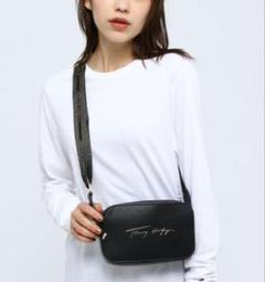 Tommy Hilfiger シグネチャーロゴカメラバッグ　ブラック