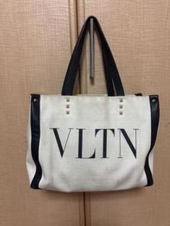 未使用品✨ヴァレンティノ　VLTN デカロゴ　トートバッグ　カーフスキン　白×黒 ヴァレンティノ VLTN デカロゴ トートバッグ ソフトカーフスキン