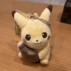 ポケモン セピアグラフティ ピカチュウ マスコット 缶バッジ ピカチュウ セピアグラフィティ発売。ぎゅっとビンを大事そうに
