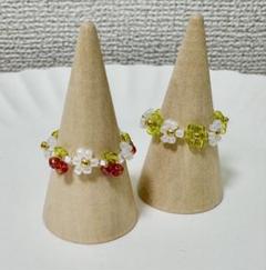 ハンドメイド アクセサリー　花とさくらんぼモチーフ ビーズリング　黄緑×赤