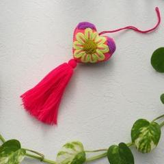 メキシコ製 ハートの刺繍チャーム フリンジ付き タッセル