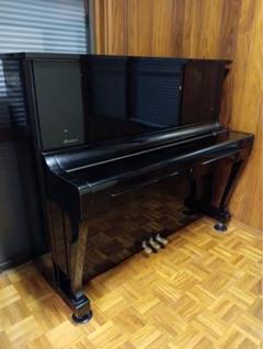 アップライトピアノ 黒 光沢仕上げ