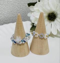 ハンドメイドアクセサリー　お花モチーフ　青と水色のビーズリング　2点セット