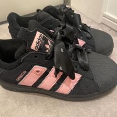 adidas スニーカーのサムネイル
