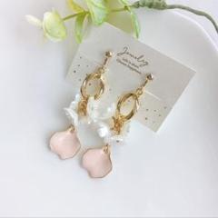 花びらチャームと5連フラワーのイヤリング　ピアス＊ハンドメイド