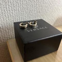 VERSACE ホワイトゴールド フープピアス　ケース付き VERSACE ホワイトゴールド フープピアス ケース付き - メルカリ