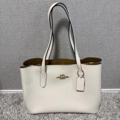 COACH ホワイトレザートートバッグ - メルカリ