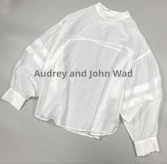 Audrey and John Wadスタンドカラーボリュームスリーブブラウス