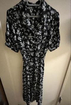 黒と白の花柄シャツワンピース