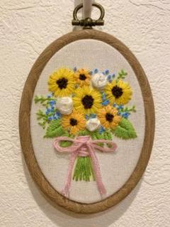 ミニ刺繍フレーム　ひまわりとバラの花束　リボン