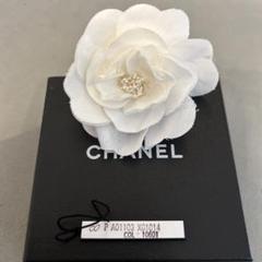 りんりん様 CHANEL ホワイト カメリアブローチ りんりん様 CHANEL ホワイト カメリアブローチ - メルカリ