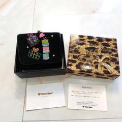 Think Bee! 三つ折り財布 ブラック ボックス 刺繍 リボンのチャーム付