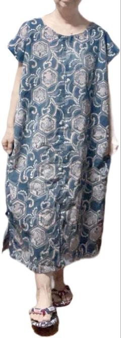 櫻妓　型染め　べんがら色 青色と白色の花柄 ワンピース