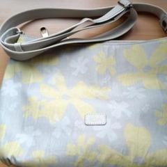 美品　イビサ　グレーとイエローの爽やか花柄ショルダーバッグ