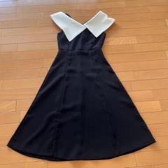 黒と白の大きな襟付きワンピース