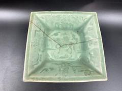 中国古玩 角皿 龍泉青磁 陰刻星座人物図 宋元時代 傷有 時代物 径21.7cm 中国古玩 角皿 龍泉青磁 陰刻星座人物図 宋元時代 傷有 時代物