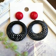 大ぶり赤と黒の蛇柄ピアス/イヤリング(ハンドメイド)