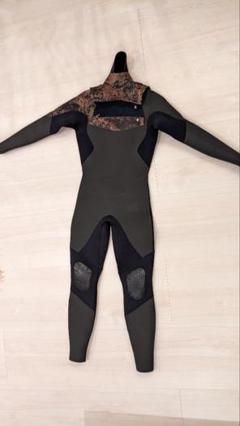 Billabong 秋冬初春用 裏起毛セミドライスーツ 黒・赤/カラフル葉柄 Billabong 秋冬初春用 裏起毛セミドライスーツ 黒・赤/カラフル葉柄